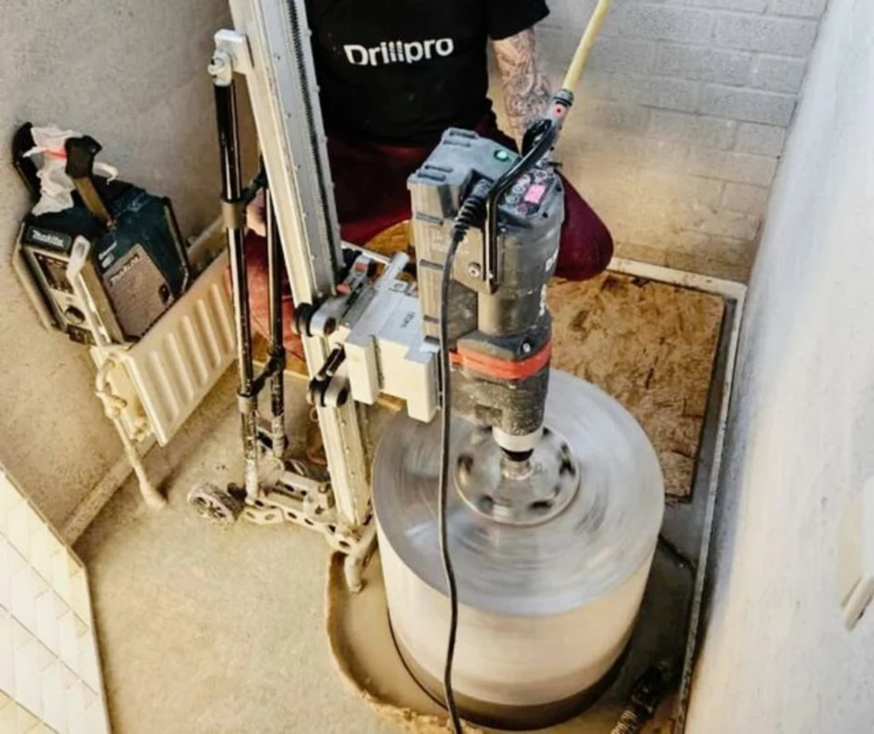 Drillpro-medewerker bij een grote diamantboor op statief