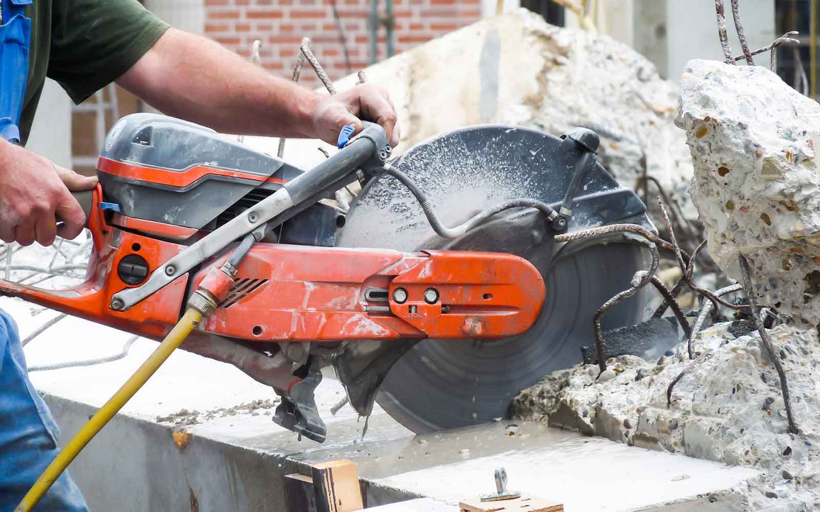 Muurdoorbraak zagen in beton: sparing maken en zware wanddelen verwijderen