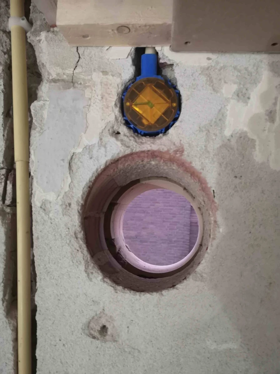 Buis geplaatst in ronde wanddoorvoer door spouwmuur