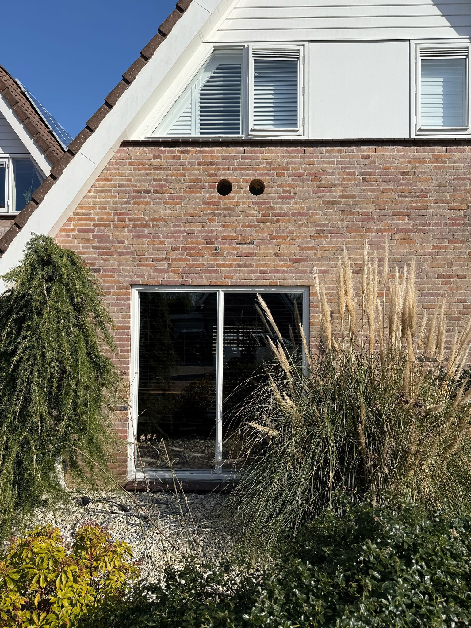 Waarom heeft een monoblock airco twee grote gaten in de muur nodig?