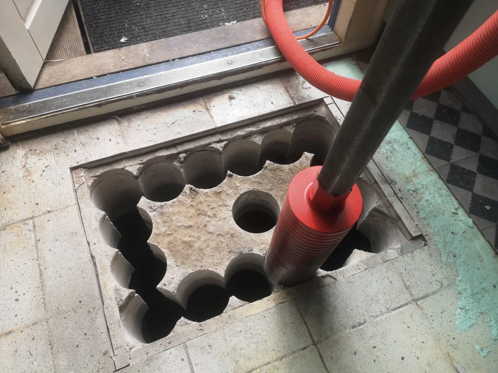 Opening in betonvloer voor een kruipluik