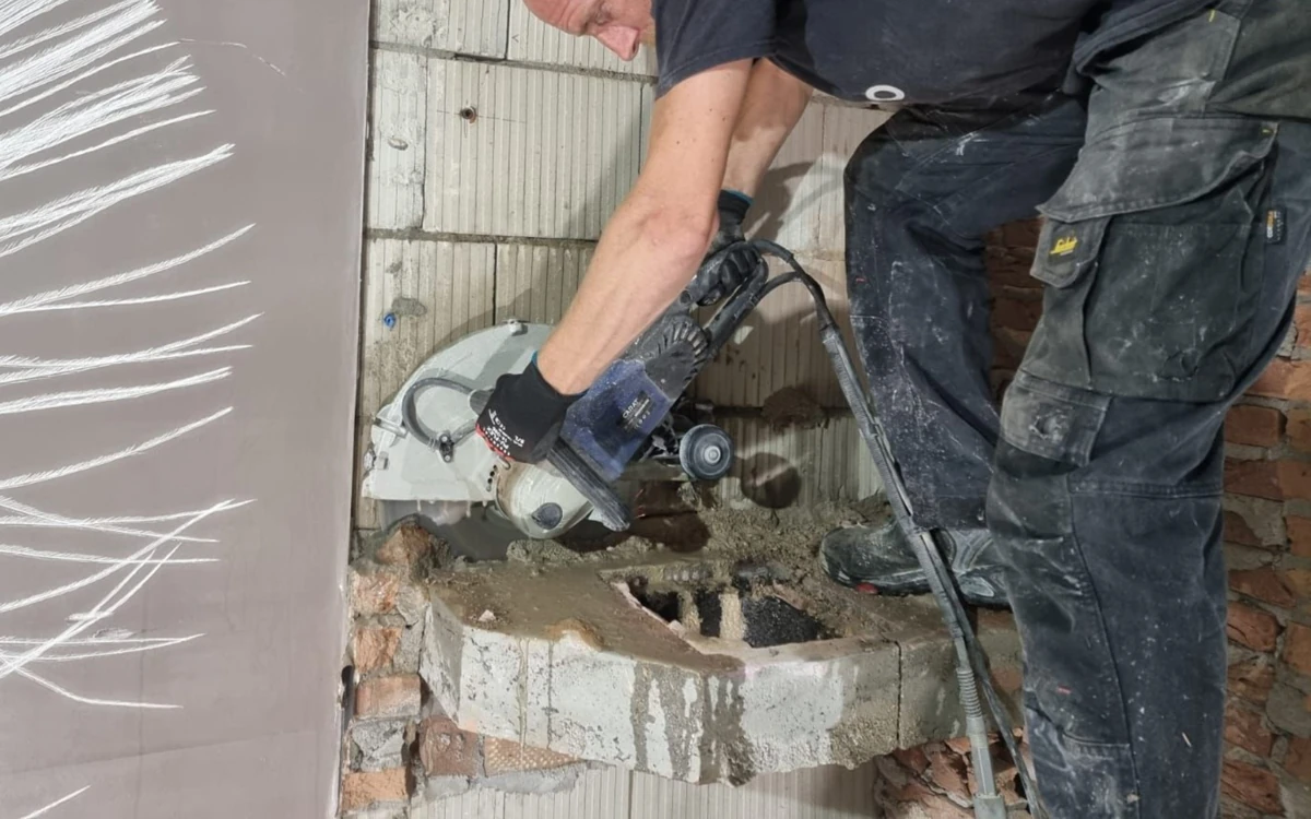 Water en zaagslib bij diamantzaagwerk in beton
