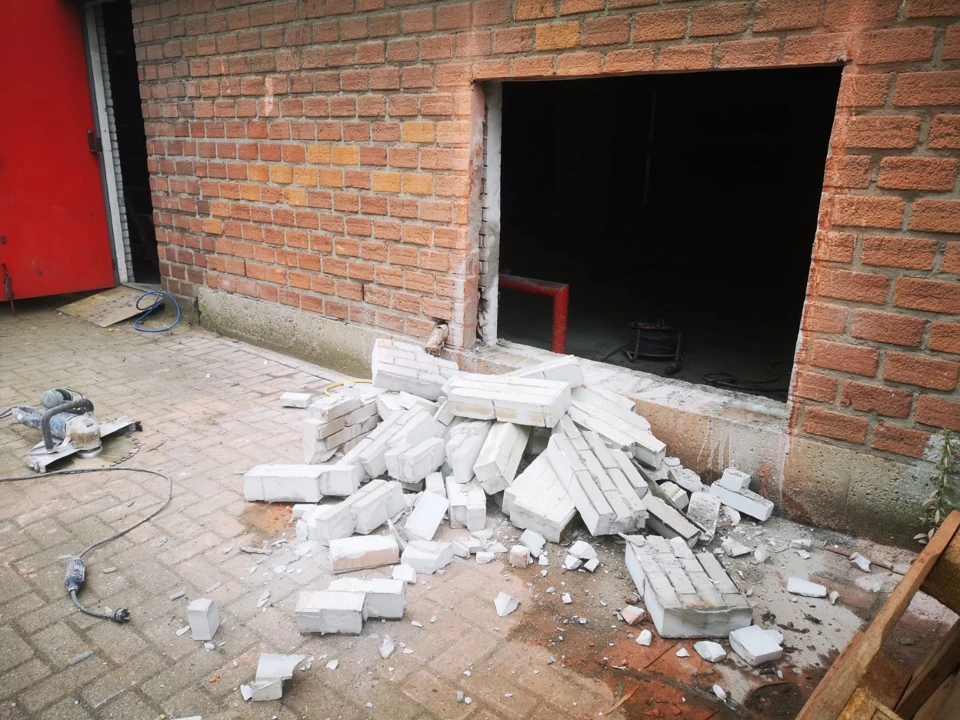 Rechthoekige opening in een gemetselde gevel tijdens de werkzaamheden