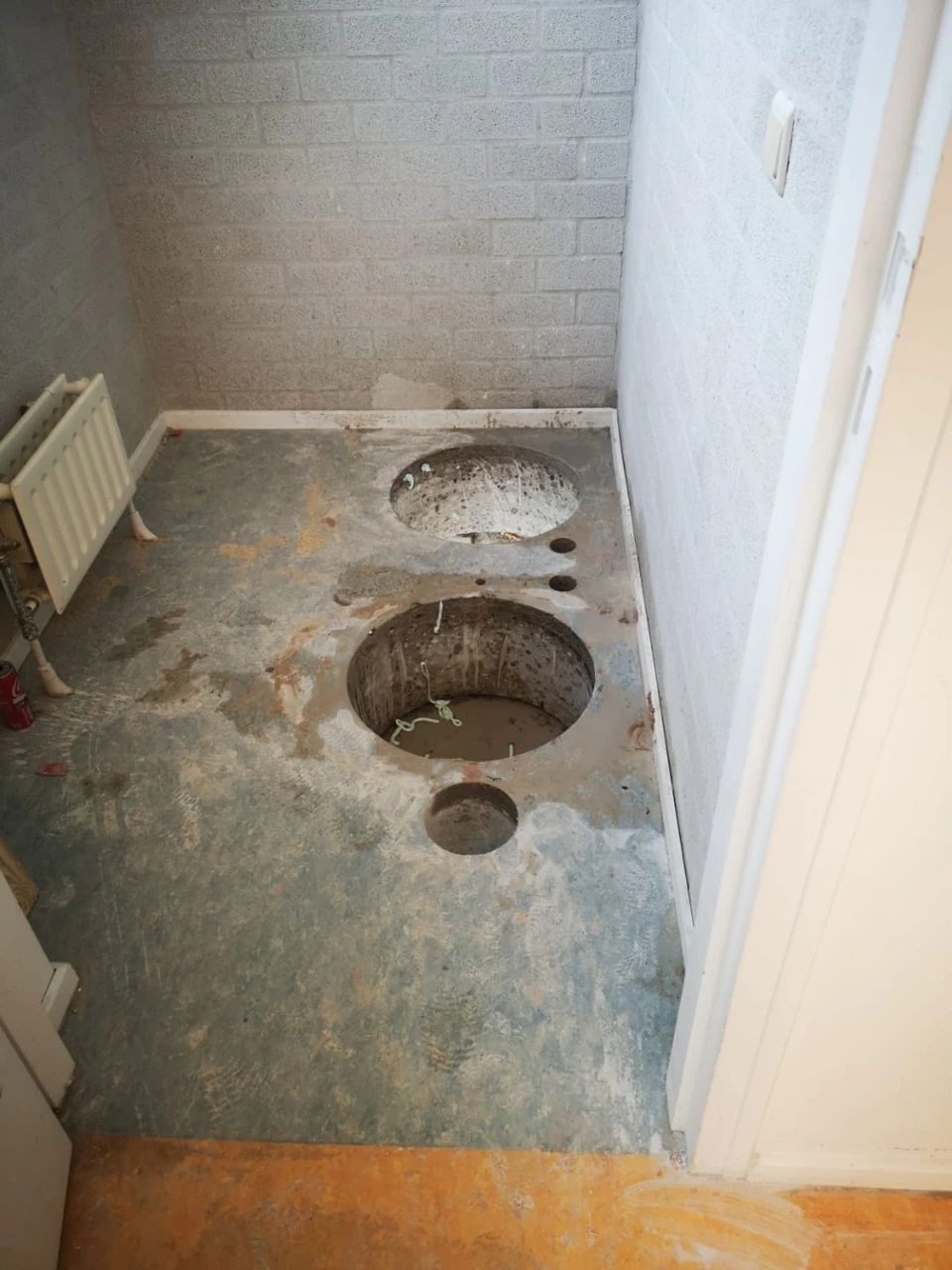 Meerdere ronde boringen van verschillende grootte in een betonvloer