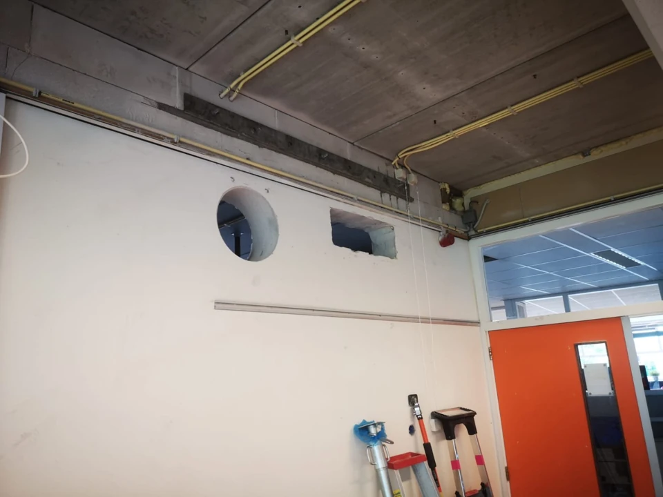 Ronde en rechthoekige sparing naast elkaar in een wand