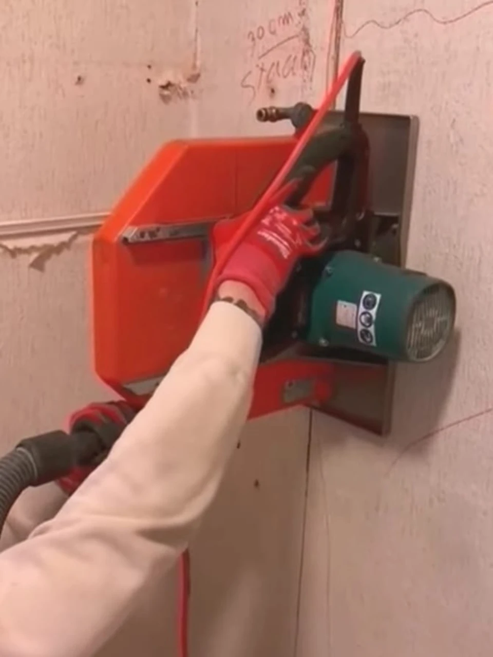 Sleuven frezen in een wand met aangesloten stofafzuiging