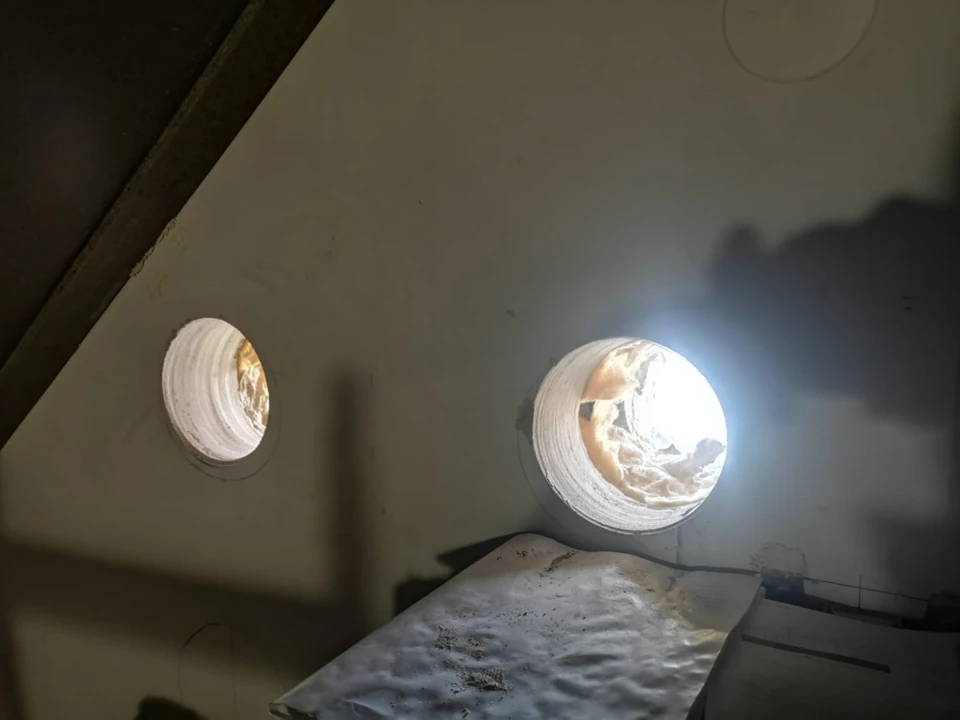 Twee ronde doorvoeren in een wand met isolatie